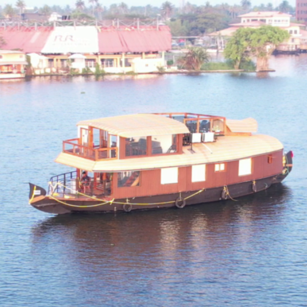 Luxury houseboat in Alleppey | Royal Rivers