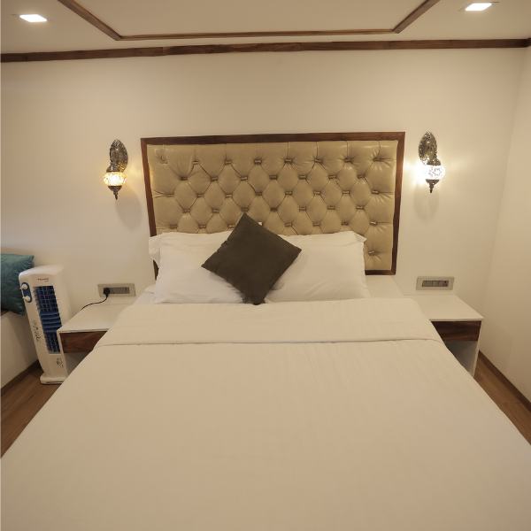 Luxury Houseboat in Alappuzha | Serenity Ultra Luxury Houseboat