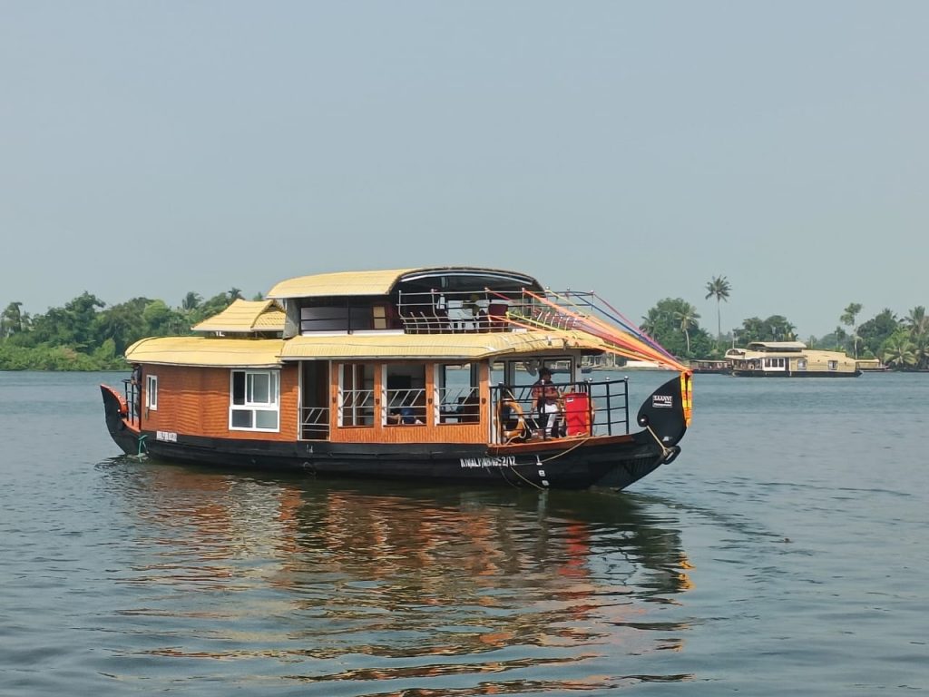 Best Luxury Boathouse in Alleppey | Royal Rivers Luxury Cruise