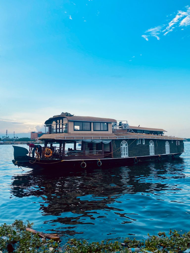 Royal Rivers providing best houseboat booking alleppey and trusted houseboat rentals alleppey