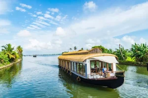 Experiencing Kerala's Backwaters in Ultimate Comfort: Your Guide to Luxury Houseboats in Alleppey