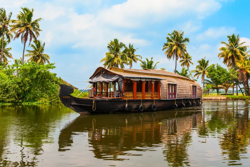 Top Reasons Why Alleppey Houseboats Are the Best Way to Experience Kerala Backwaters